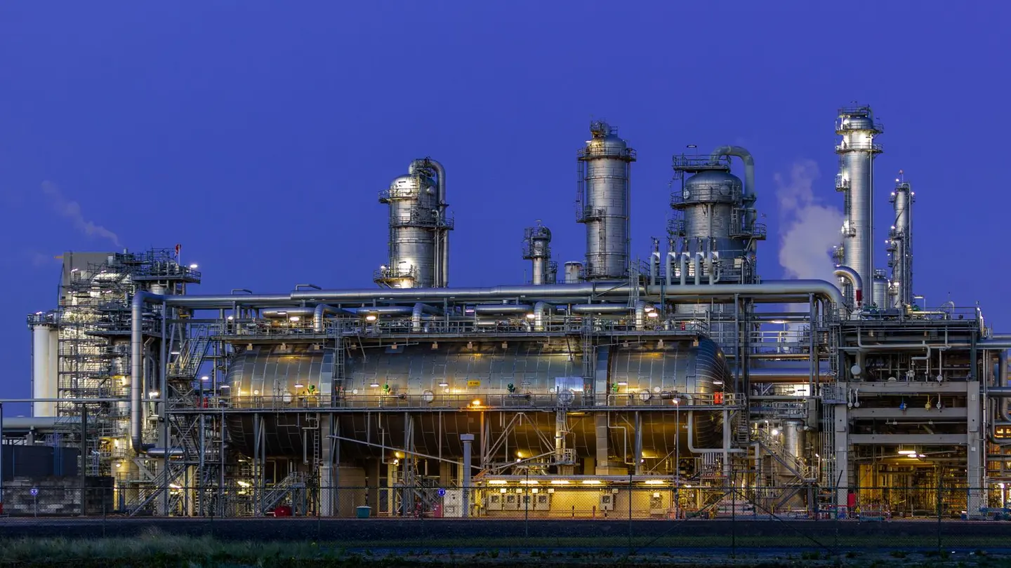 Industrial facility in zuid holland at dusk.