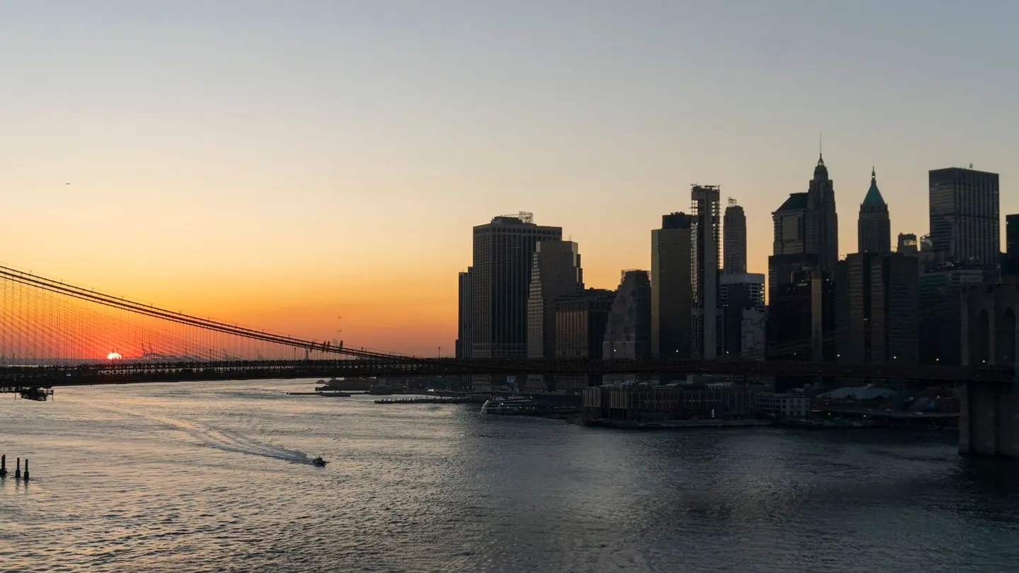 Brooklyn bridge and manhattan skyline at sunset.